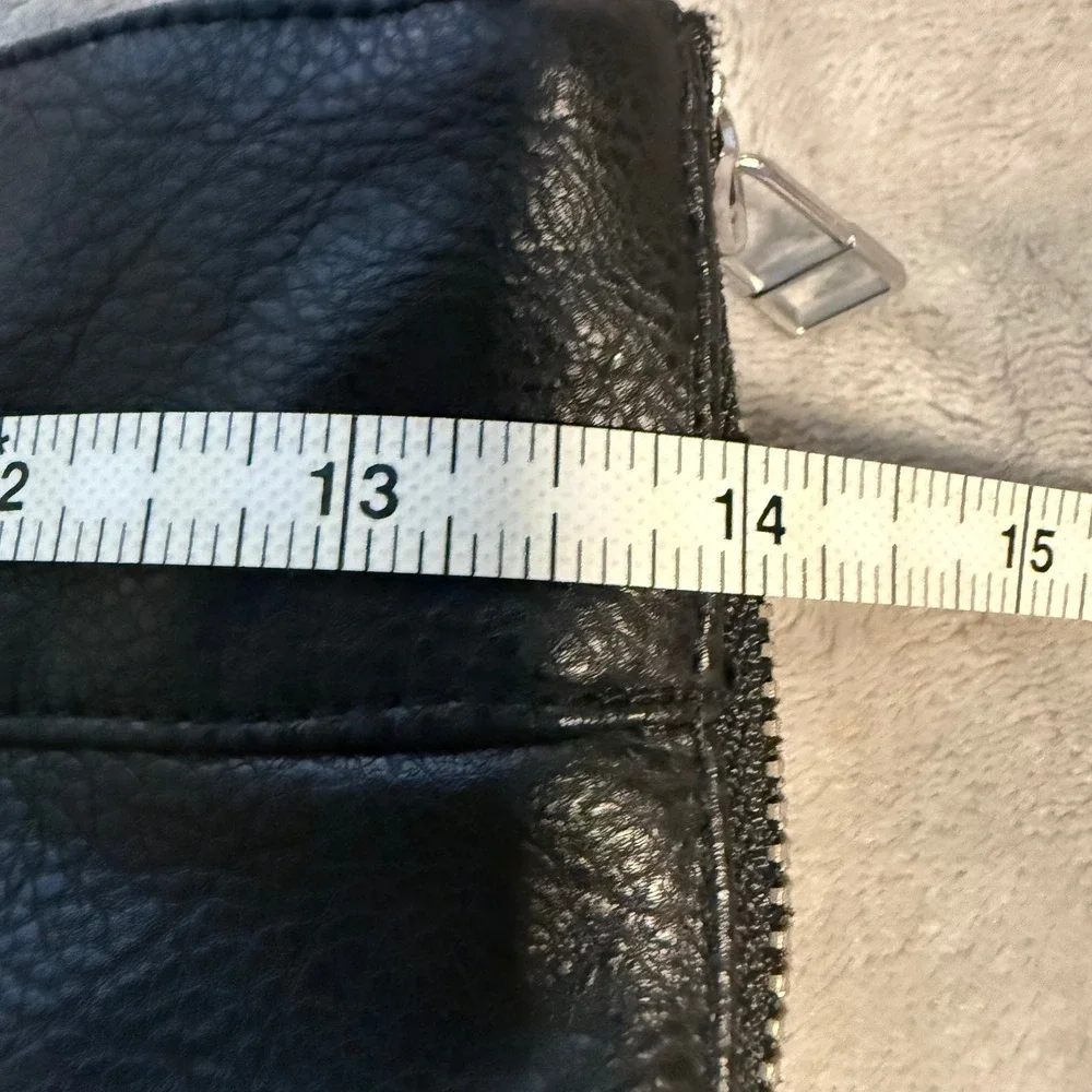 H&M Black Faux Leather Mini Skirt Side Zip US 6‎ EU 38